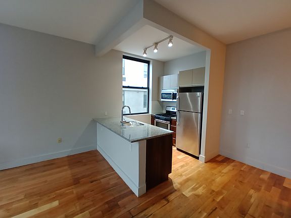 5th image of 41 Kosciuszko St APT 322