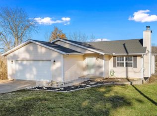 12 Greenbriar Rd, Mackinaw, IL 61755