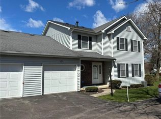 12 Stepping Stone Ln, Orchard Park, NY 14127