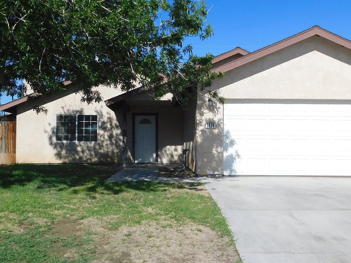 Photo 1 of 10 - 1429 S Farragut St - Ridgecrest, CA Primary Photo - 1429 S Farragut St