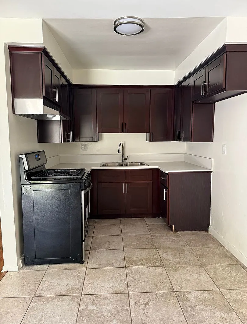The South Bay Apartments — Photo 3