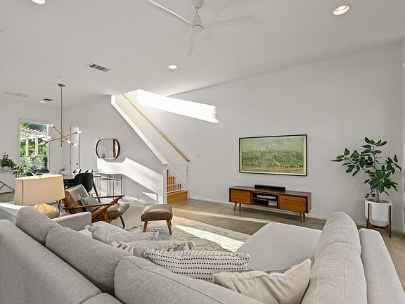 3rd image of 2515 Durwood St #B