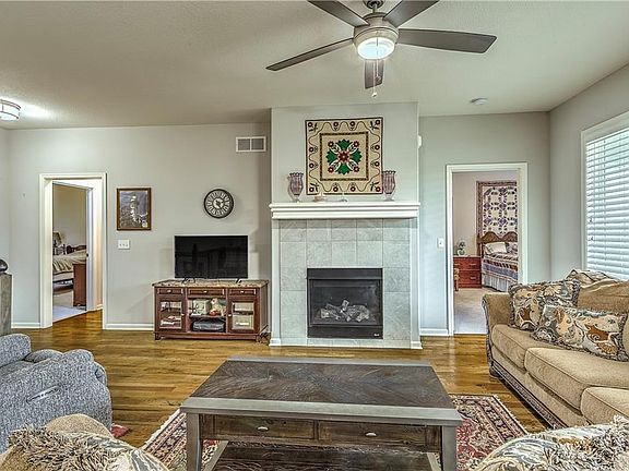 5th image of 921 SE Auburn Ct