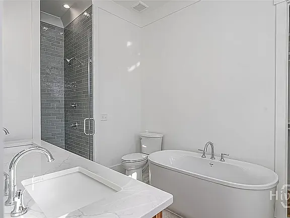 312 W 38th St — Photo 17