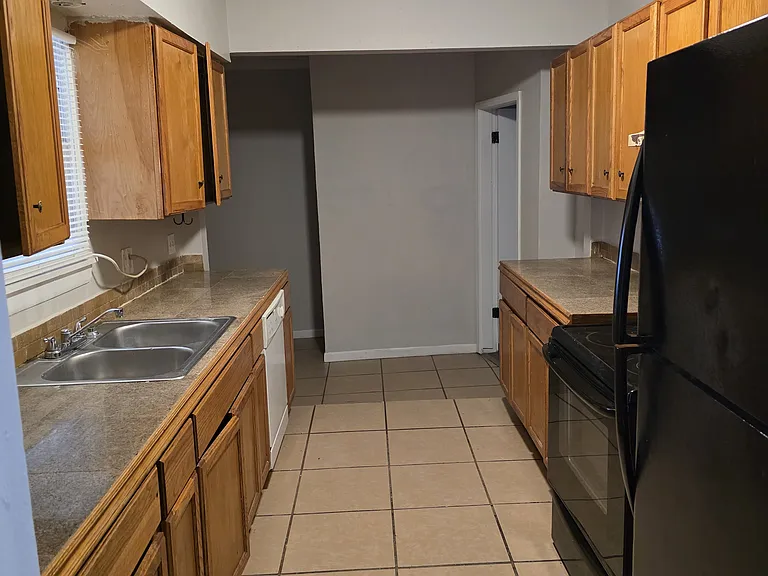 444 Brooks Dr — Photo 4