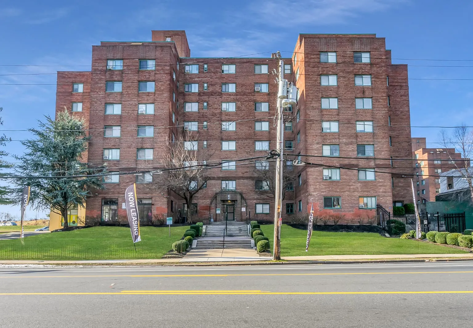 Beautiful Apartment Available Now! — Photo 1