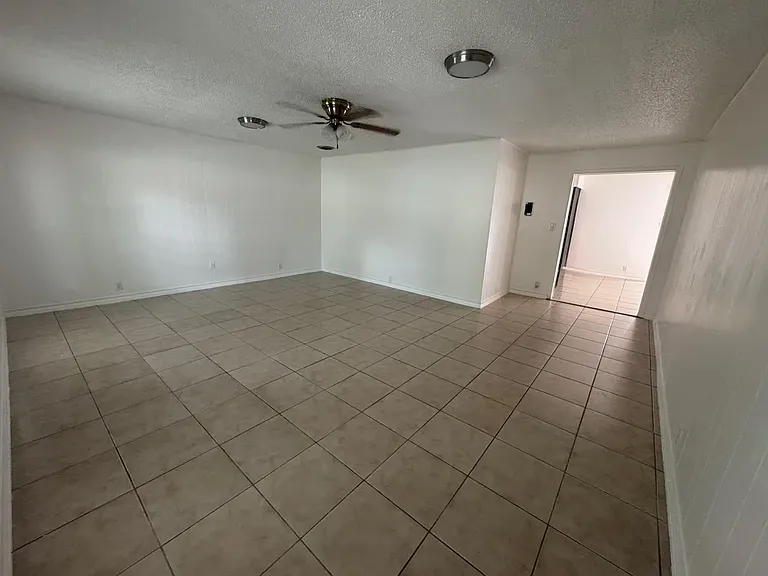 304 Richmond Ct — Photo 10