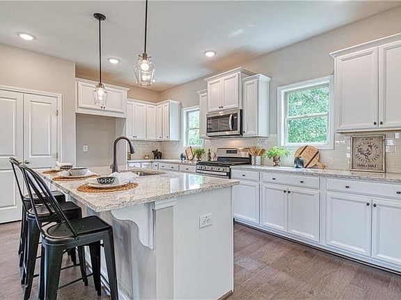 3rd image of 2863 Boone Dr NW