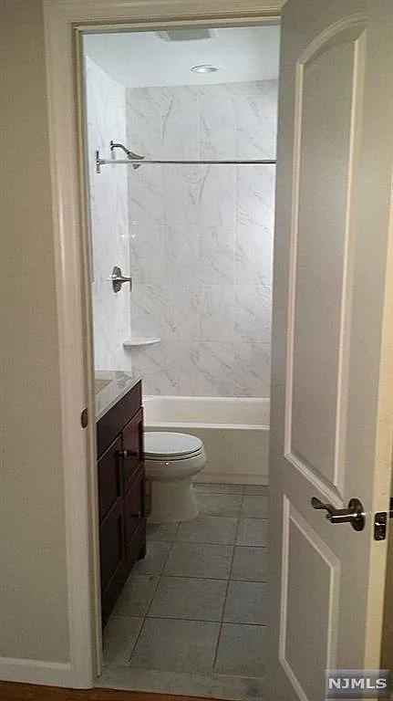 2 bed, 850 sqft, $2,300 — Photo 3