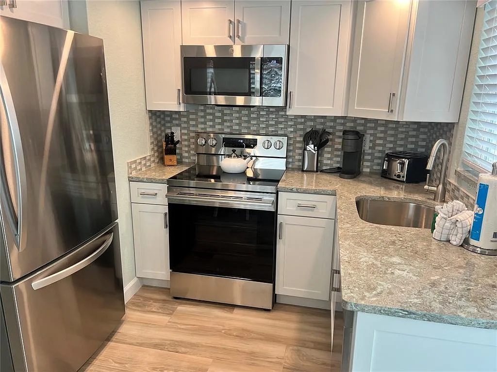 2 bed, 1.0 bath, 941 sqft, $6,900 — Photo 3