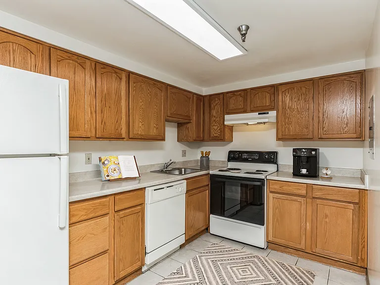 Highland Plaza Apartments — Photo 10