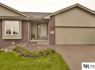 5115 Lakecrest Dr, Papillion, NE 68133