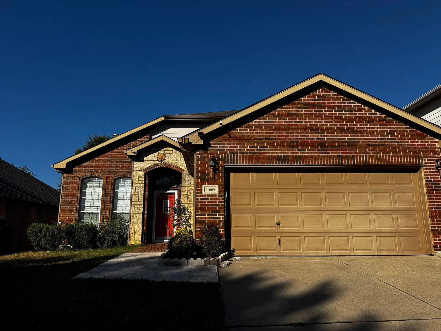 3 bed, 2.5 bath, 2069 sqft, $2,650 — Photo 1