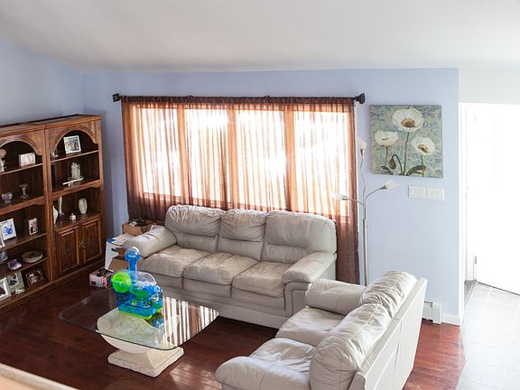 3rd image of 3595 Manhasset St