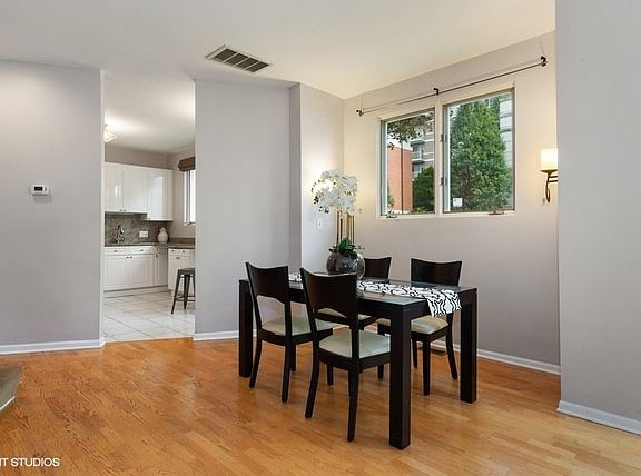 4th image of 1522 S Prairie Ave Unit G