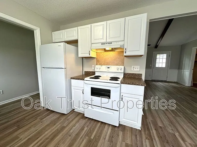 108 Columbia Dr — Photo 3