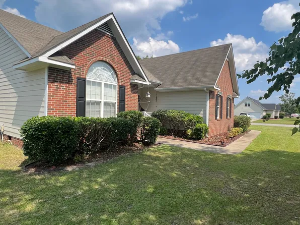 302 Bugle Call Dr, Raeford, NC 28376