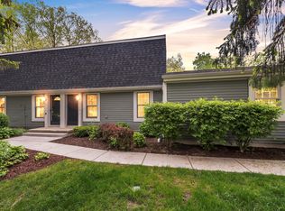 1198 Chartwell Carriage Way N, East Lansing, MI