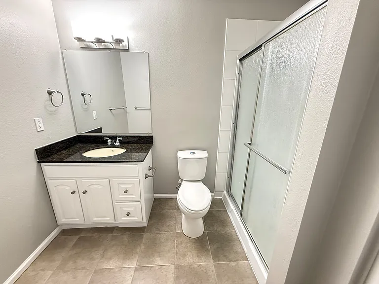 Upper level hall bath