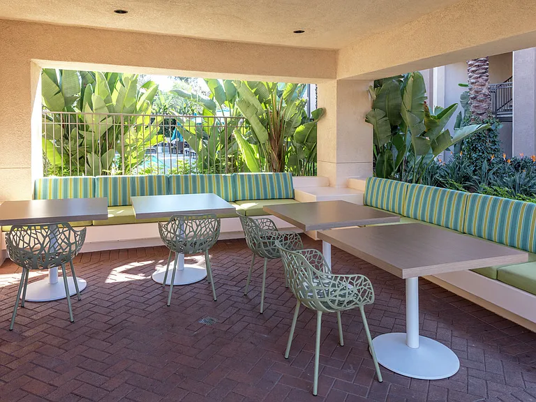 Las Flores Apartment Homes — Photo 19