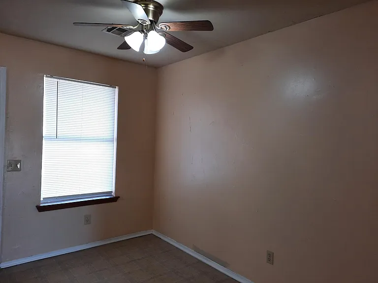 812 E Walnut St — Photo 17