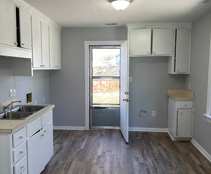 615 Taylor Dr — Photo 2
