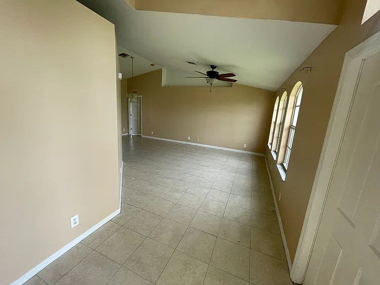 711 Arundel Cir — Photo 5