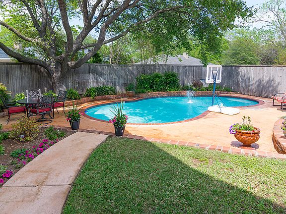 4th image of 308 Meadowcrest Dr