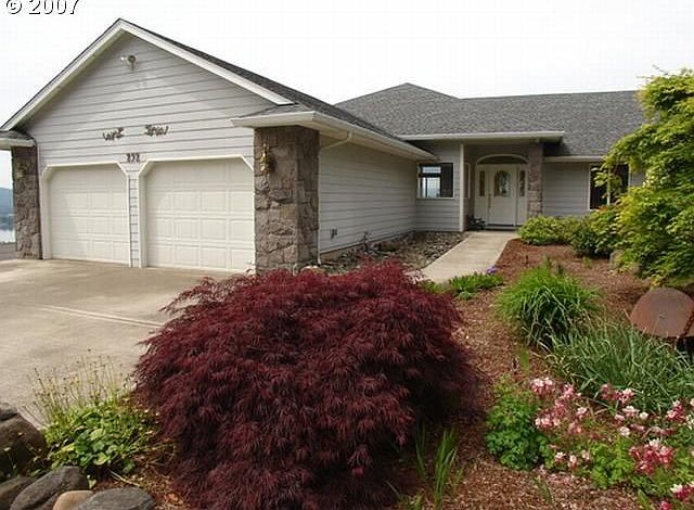 Beautiful Custom Home with view of Columbia River.