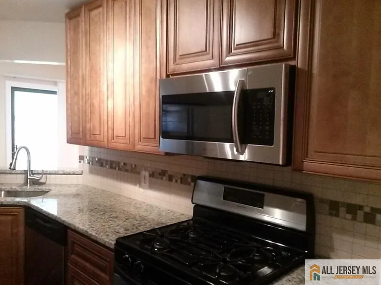 510 Sunshine Ct — Photo 3