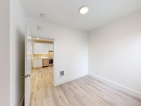 3rd image of 2835 Van Ness Ave APT 8
