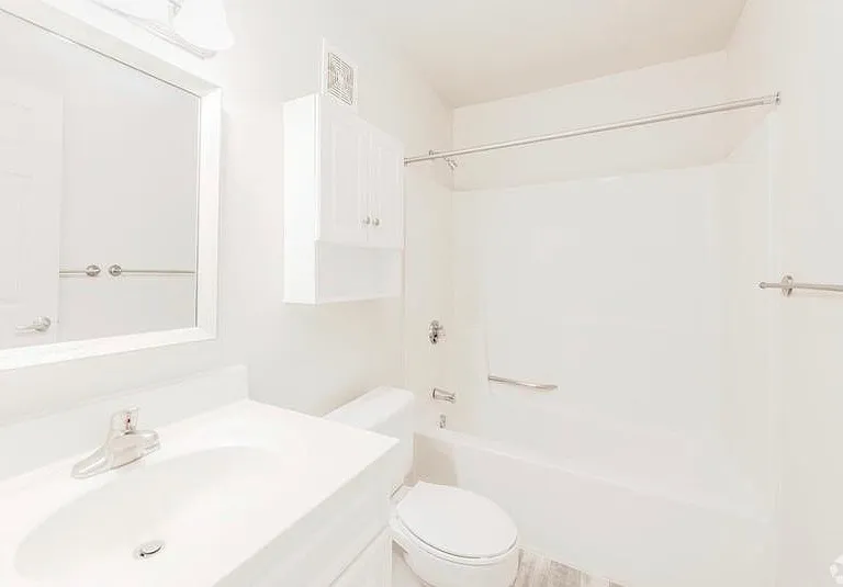 Highland House Apartments — Photo 38