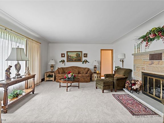 5th image of 303 E Woodsdale Ave