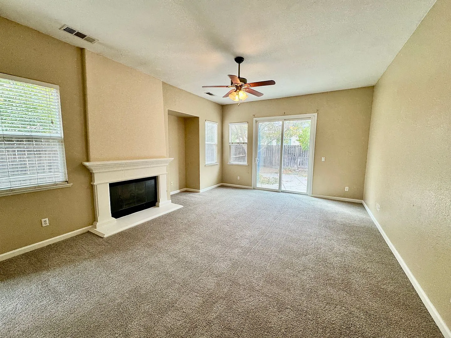 Single Story 4 Bedroom 2 Bath Home for Rent — Photo 2