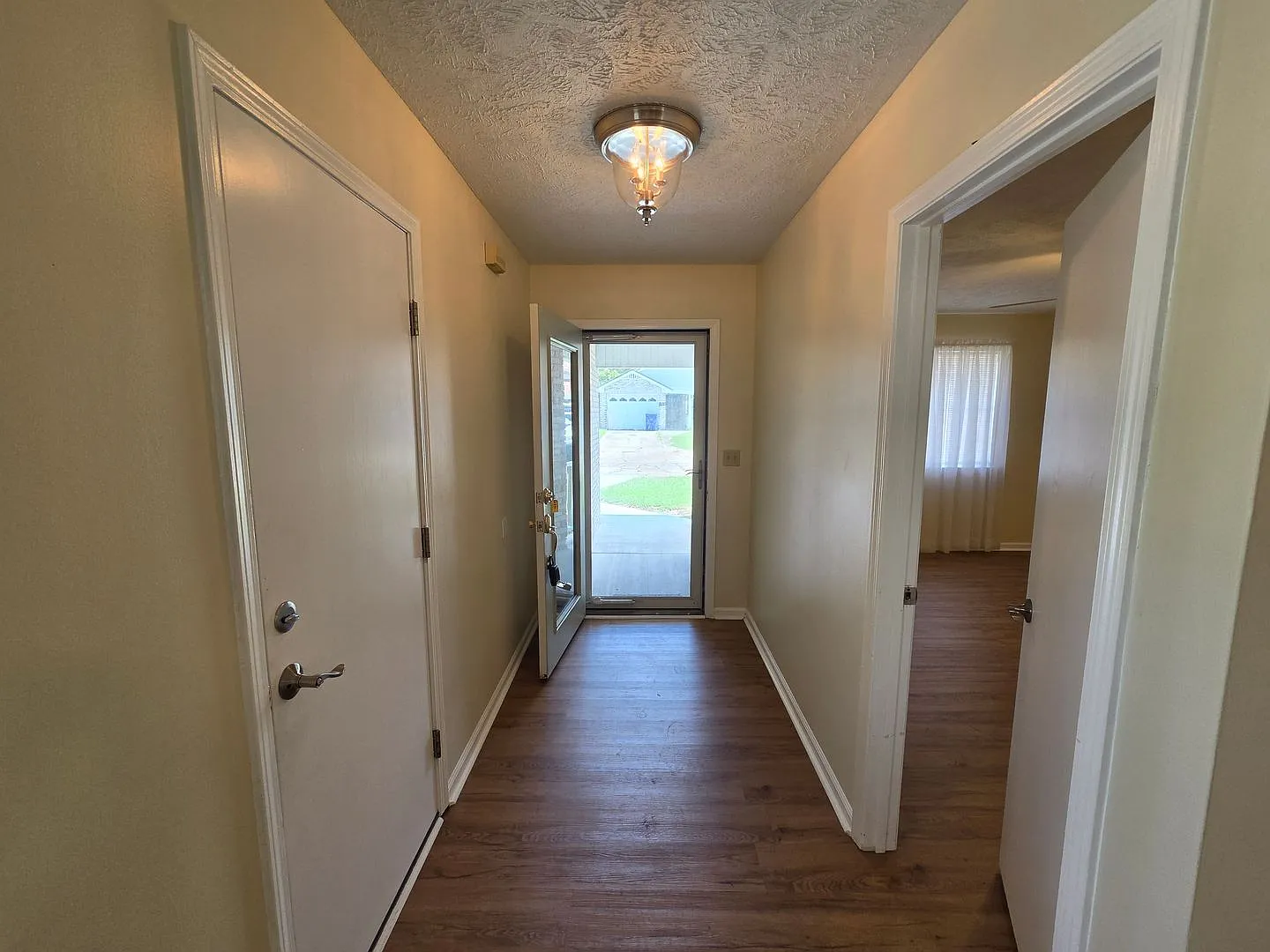 For Lease - 3 BR|2 BA Home, 1 Car Garage, Fenced — Photo 2