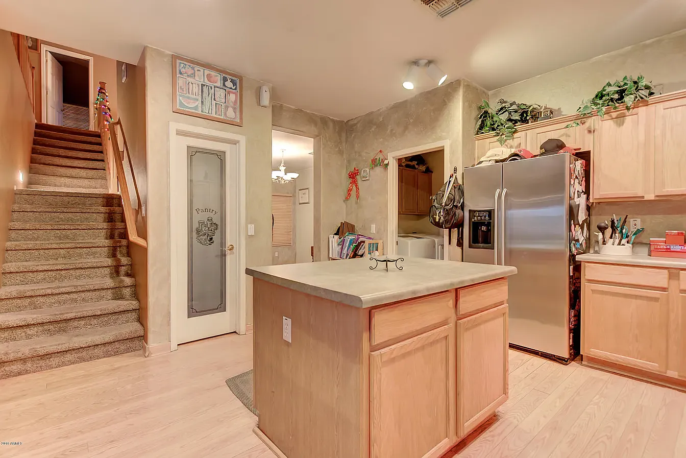 5 bed, 3060 sqft, $3,950 — Photo 4