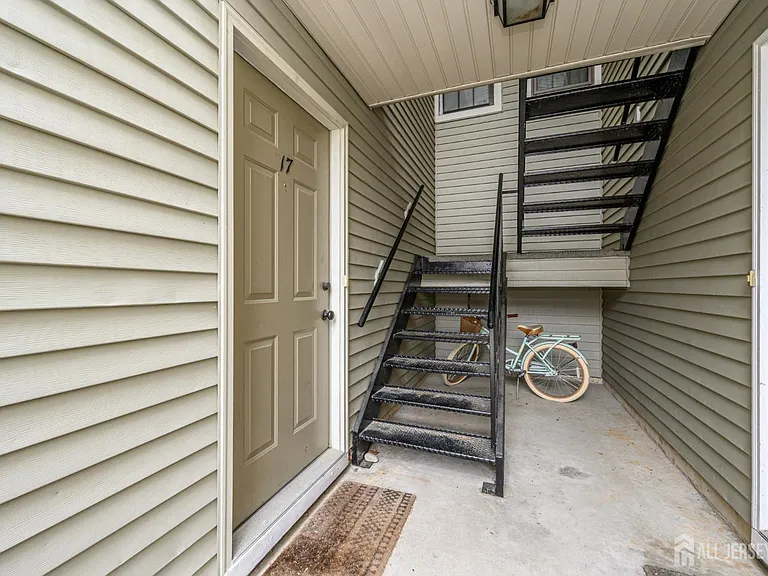 17 Chelmsford Ct — Photo 2