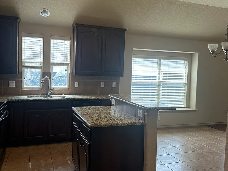 5009 Holliday Dr — Photo 7