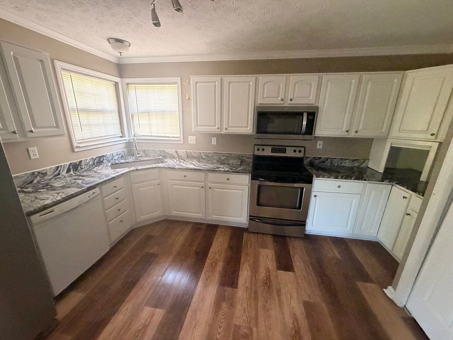 2185 Belmont Dr — Photo 2