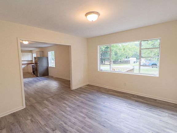 3rd image of 220 Poplar St