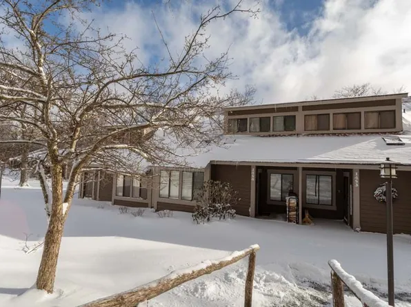 1454 Gebhart Ct, Hidden Valley, PA 15502