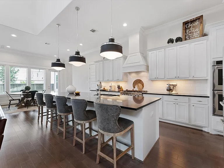 2221 Salt Grass Trl — Photo 9