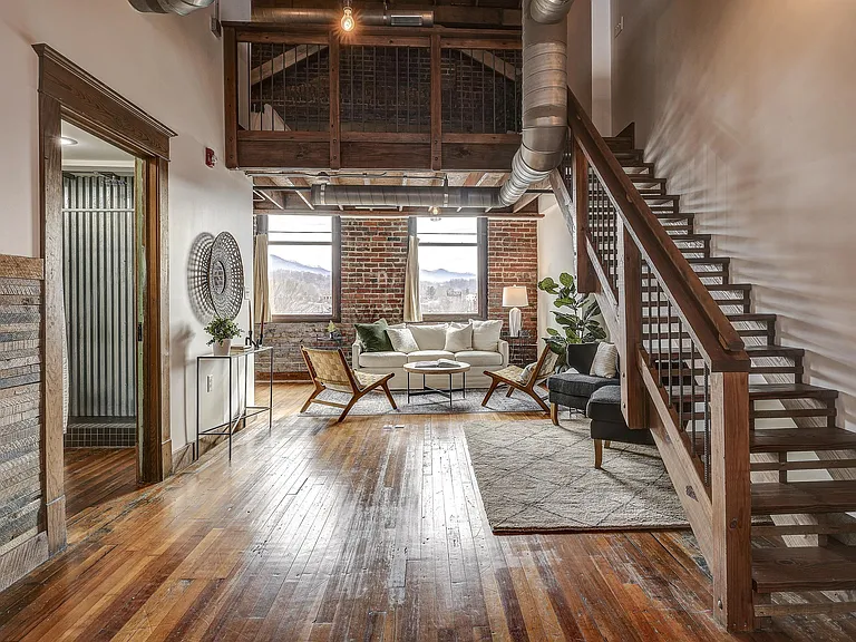 110 W Market St #304 — Photo 12