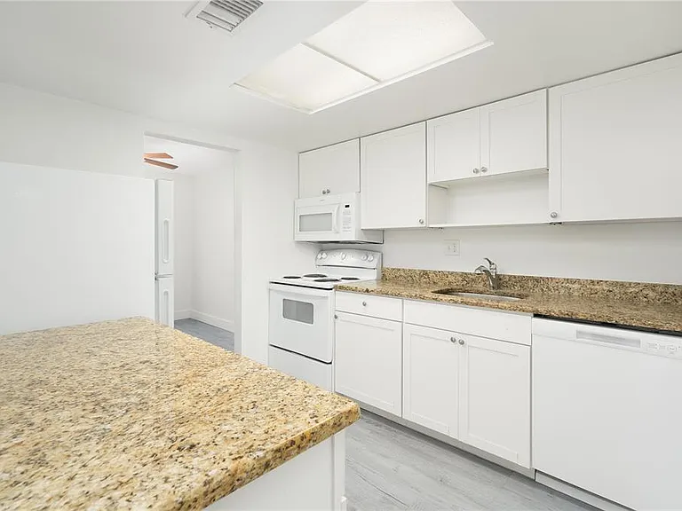 22291 Westchester Blvd #206 — Photo 10