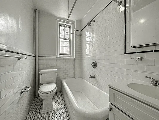 Rented by Manhattan Realty Group | media 11