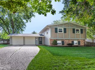 937 Yorkshire Ln, Crystal Lake, IL 60014