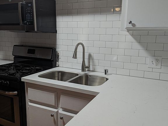 3rd image of 7014 Lanewood Ave APT 17