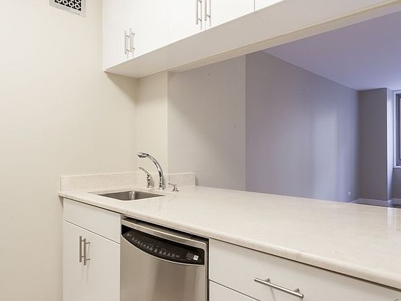 3rd image of 30 W 63rd St APT 4V