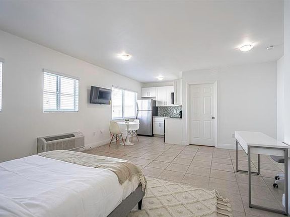 3rd image of 6971 Carlyle Ave Unit 203-6971-2