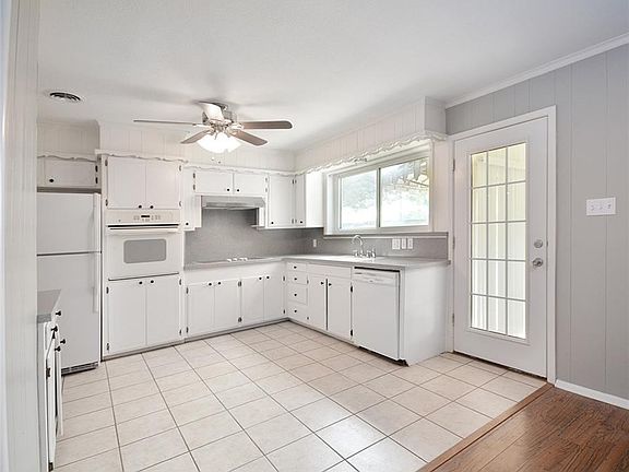 3rd image of 701 Woodcrest Dr